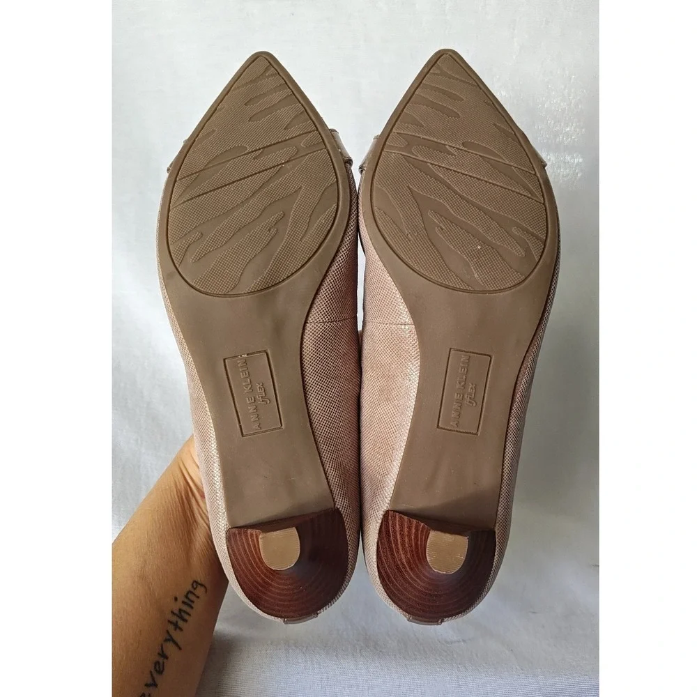 Anne Klein Muriele Pumps Rose Gold Metallic Neutral Tan Buckle Kitten Heel 9